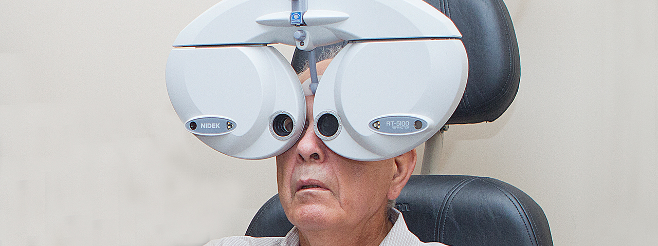 phoropter elderly man 1280x480