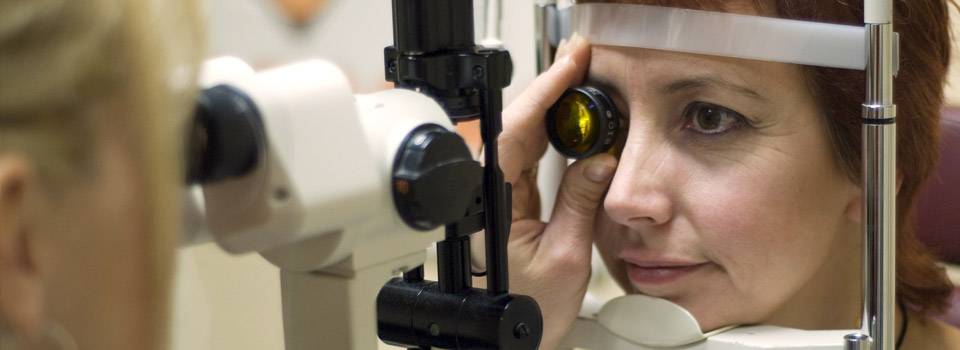 woman machine - eye exam